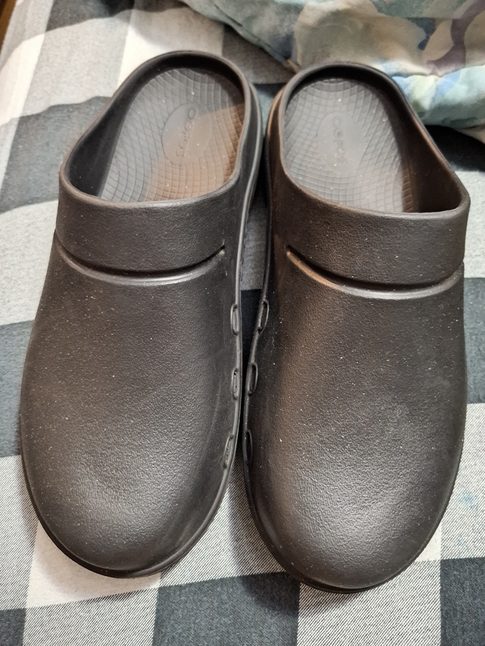 OOFOS Men's Black Slip-On Loafers